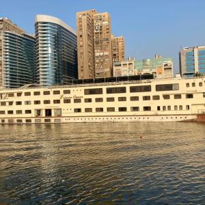 una nave da crociera in acqua di fronte agli edifici di Prince Omar a Il Cairo