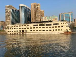 een cruiseschip in het water in een stad bij Prince Omar in Caïro