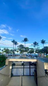 vistas a un aparcamiento con palmeras y al océano en Apartamento a beira mar em Maceió, en Maceió