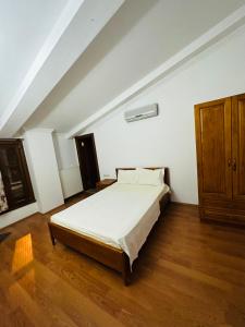 1 dormitorio con 1 cama y armario de madera en village house kazdağları otel & restaurant en Edremit