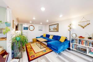 sala de estar con sofá azul y mesa en Little Blue Llama, en Trinidad