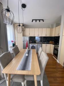 kuchnia z drewnianym stołem i krzesłami w obiekcie Home From Home w mieście Sofia