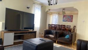 TV a/nebo společenská místnost v ubytování Lifestyle Villas, Nanyuki + 4 fotografie