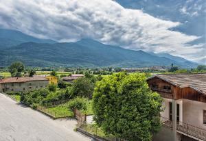 - Vistas a una localidad con montañas de fondo en Hotel Casa Didé, en San Didero 