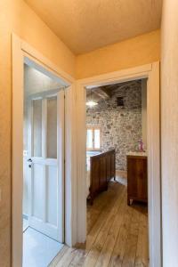 um corredor com uma porta aberta num quarto em Casa Dafne em Bracelli