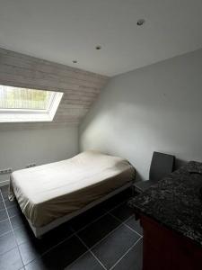 een kleine slaapkamer met een bed en een raam bij Maison indépendante de vacances HARDELOT PLAGE in Neufchâtel-Hardelot