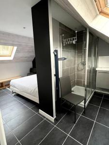 een slaapkamer met een bed, een douche en een stoel bij Maison indépendante de vacances HARDELOT PLAGE in Neufchâtel-Hardelot