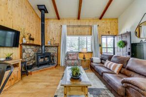 - un salon avec un canapé et une cheminée dans l'établissement Cozy Ruidoso Condo about 15 Mi to Ski Apache!, à Ruidoso