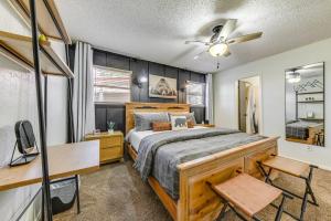 - une chambre avec un lit, un bureau et un ventilateur dans l'établissement Cozy Ruidoso Condo about 15 Mi to Ski Apache!, à Ruidoso