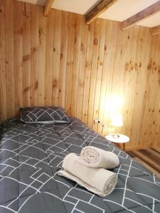 Un pat sau paturi într-o cameră la Cabañas Calihue