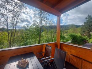 a screened in porch with two chairs and a table at AusZeit Steiraland 8 mit überdachten Balkon und Parkplatz in Leoben