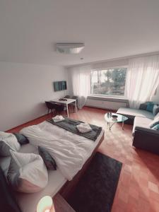 sala de estar con cama grande y sofá en Chiemsee /Seeblick/ Netflix, en Seeon-Seebruck