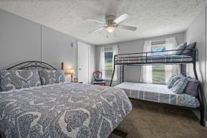 1 dormitorio con 2 literas y ventilador de techo en Eatonton Home with Dock and Lake Sinclair Views!, en Eatonton