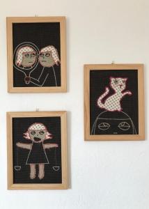 tres fotos enmarcadas de una chica y una mujer en una pared en La Corbula - Casa Vacanze - Q5992, en Fluminimaggiore