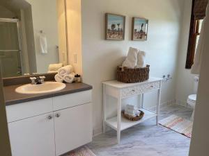 Gallery image of Lakeview Bungalow-Access to Lake, Pool, Gym, &Park in Lago Vista