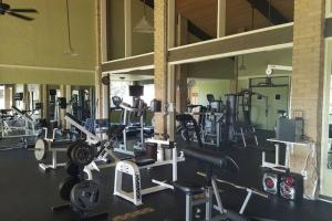 un gimnasio con varias cintas de correr y máquinas en él en Lakeview Bungalow-Access to Lake, Pool, Gym, &Park, en Lago Vista