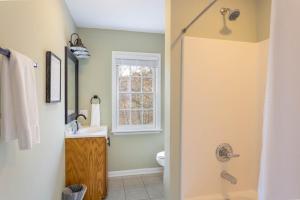 Un baño con lavabo, inodoro y ventana. en Whiskey Ridge, en Boone 12 fotos más