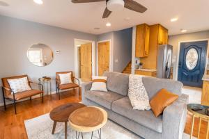 una sala de estar con un sofá y una mesa en Whiskey Ridge, en Boone
