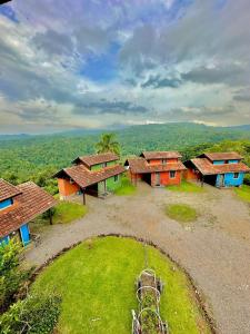 una vista aérea de un grupo de casas en Pousada Villa da Uva, en Gramado