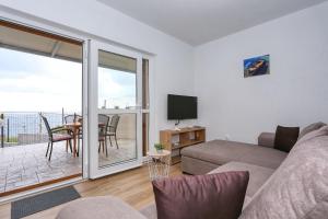 TV a/nebo společenská místnost v ubytování Apartments Poljak