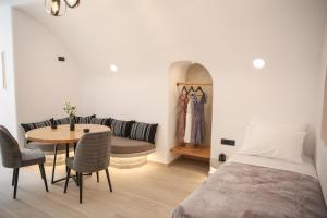 1 dormitorio con cama, mesa y sofá en Luxury Canava en Emporio Santorini
