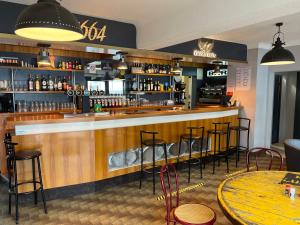 un bar dans un restaurant avec tabourets de bar dans l'établissement Hotel du Luxembourg, à Balsièges
