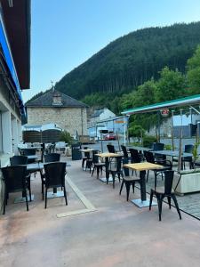 - un ensemble de tables et de chaises sur une terrasse dans l'établissement Hotel du Luxembourg, à Balsièges