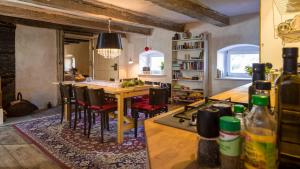 eine Küche mit einem Tisch und Stühlen im Zimmer in der Unterkunft Kretscham Tauchritz Gästehäuser "Alte Brennerei" am Berzdorfer See bei Görlitz in Görlitz