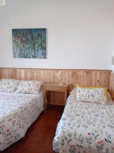 duas camas sentadas uma ao lado da outra num quarto em Casita de campo con vistas a una laguna em Alcázar de San Juan
