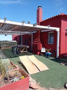 um pátio com uma mesa de piquenique e uma pérgola em Casita de campo con vistas a una laguna em Alcázar de San Juan