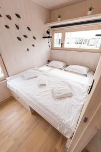 ein großes Bett in einem kleinen Zimmer mit Fenster in der Unterkunft BUQEZ RESORT, Vila 51 in Drage