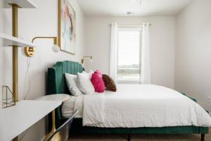 a bedroom with a bed with a green headboard at Fun & trendy condo close to downtown and the beach in Traverse City