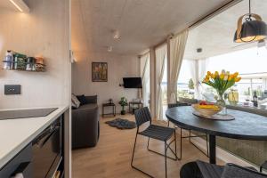uma cozinha e sala de estar com uma mesa com uma taça de fruta em BUQEZ RESORT, Vila 51 em Drage