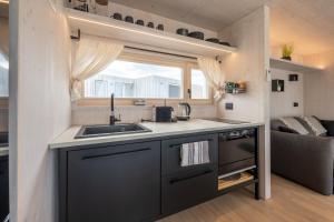 eine kleine Küche mit Spüle und Fenster in der Unterkunft BUQEZ RESORT, Vila 51 in Drage