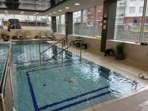 una grande piscina d'acqua in un edificio di Apartament KLIFOWA REWAL przy plaży a Rewal