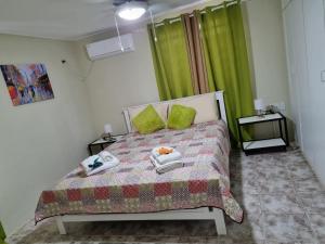 1 dormitorio con 1 cama con 2 toallas en Angola Apartment "A", en Willemstad
