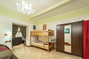 ein Schlafzimmer mit Etagenbetten und ein Wohnzimmer in der Unterkunft Casarella Chiara in Neapel