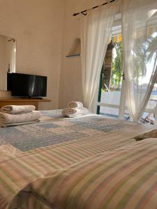 een slaapkamer met een groot bed en handdoeken bij Santa Caterina in Ischia