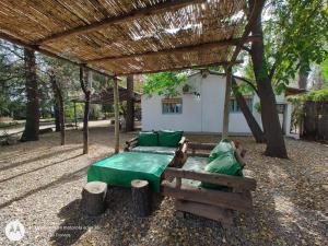 una mesa de picnic bajo una pérgola en un patio en Chalet Los Troncos en San Rafael