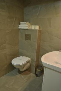 Ein Badezimmer in der Unterkunft RoApart Mamaia - B2 Home