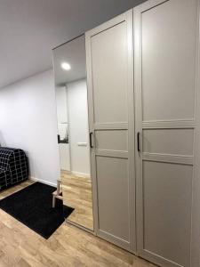 Habitación con 2 armarios y espejo. en OZO Life Apartment en Vilna