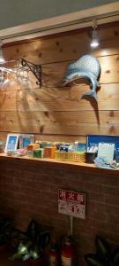 un mostrador con un pez falso en la pared en palmsﾌﾟﾗｲﾍﾞｰﾄプールから海と星空見える広々96平米 BBQ台 P5台分無料 wii WiFi en Isla Ishigaki