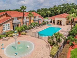 - une vue aérienne sur une maison avec une piscine dans l'établissement Private House with Pool - Disney Area - Lake Berkley, à Kissimmee