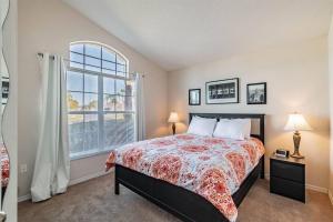 um quarto com uma cama e uma grande janela em Private House with Pool - Disney Area - Lake Berkley em Kissimmee