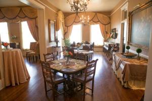 una sala da pranzo con tavolo e sedie in una stanza di The Lasker Inn a Galveston