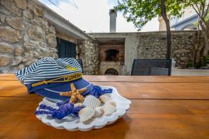 une figurine de chapeau et d'amidon sur une table dans l'établissement Villa Rocca, à Crikvenica