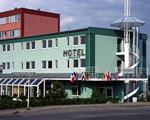 un hotel con banderas en la parte delantera de un edificio en Hotel Smaragd, en Praga