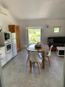 eine Küche und ein Esszimmer mit einem Tisch und Stühlen in der Unterkunft Terre de Lumière in Nyons