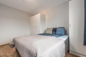 ein Schlafzimmer mit einem Bett in einem weißen Zimmer in der Unterkunft Apartments in Kjeller Lillestrøm - New, Modern and Central in Lillestrøm