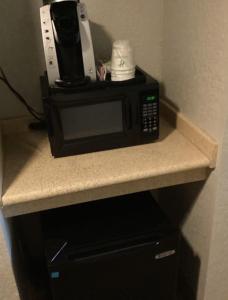 a microwave sitting on top of a counter at Holiday Inn Vicksburg, an IHG Hotel in Vicksburg